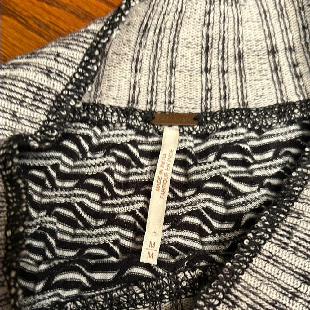 Free People Black & White Long Sleeve Monochrome Textured Crop Top. Size M